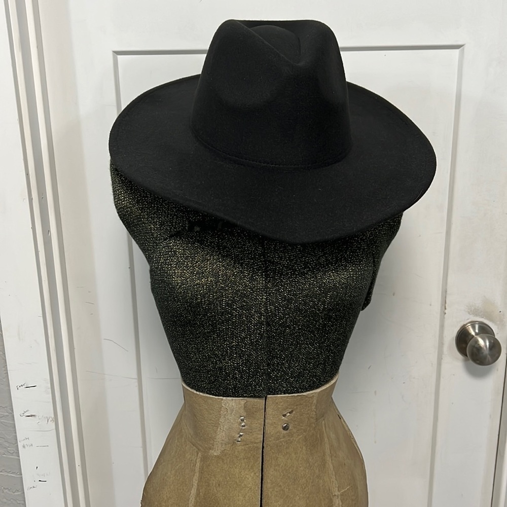 WIDE BRIMMED WESTERN STYLE BLACK HAT